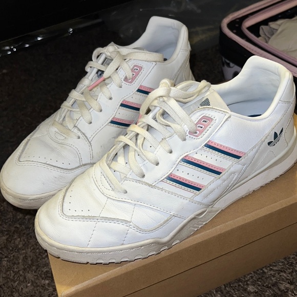 Cute adidas shoes only worn 2 times - Picture 3 of 5